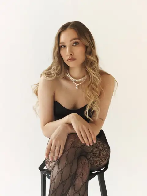 Alexandra escort in Paris