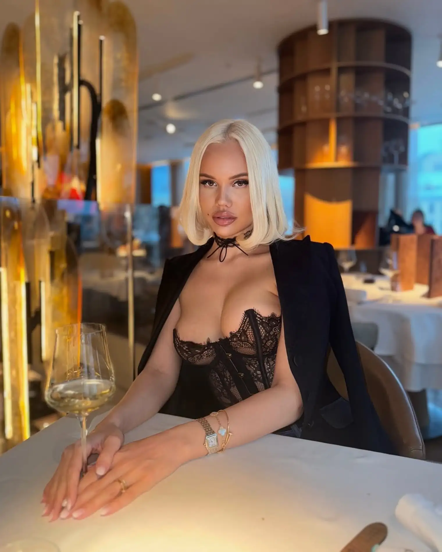 Eleanor escort in Paris