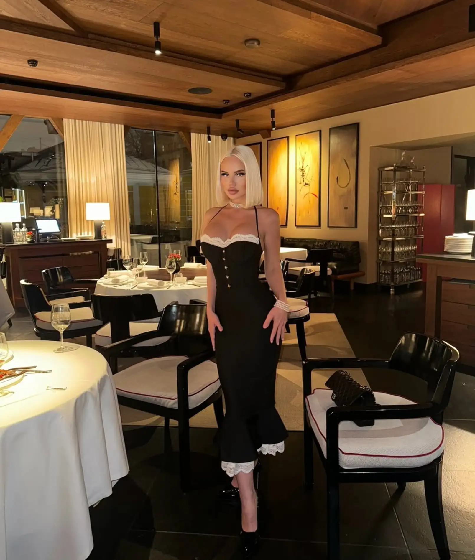 Eleanor escort in Paris
