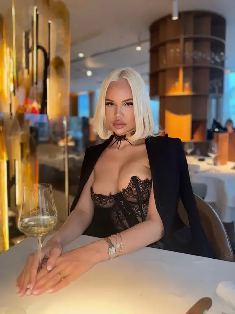 Eleanor escort in Paris
