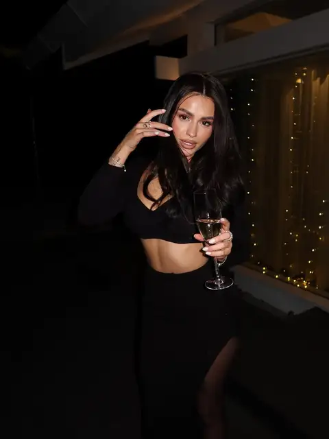 Eliza escort in Paris