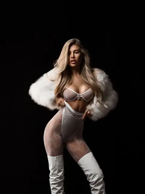 Felicity escort in Paris