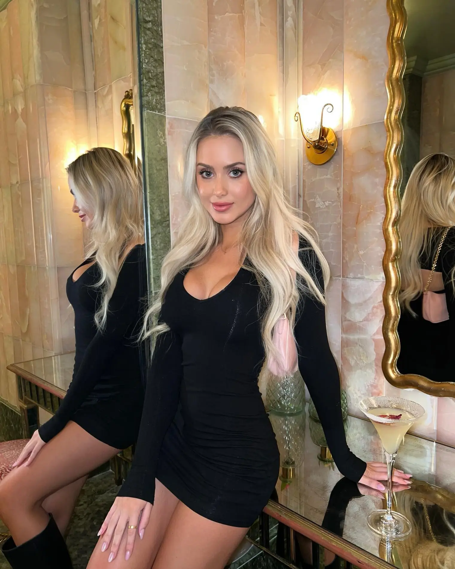Myra escort in Paris