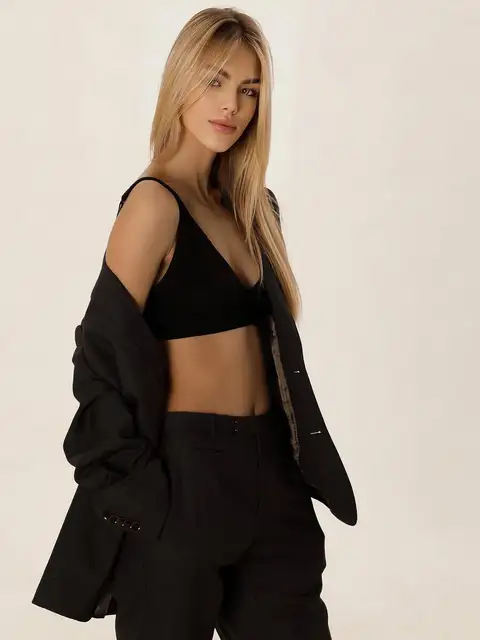 Sophia escort in Paris