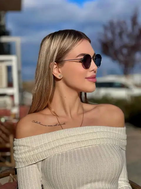 Sophia escort in Paris