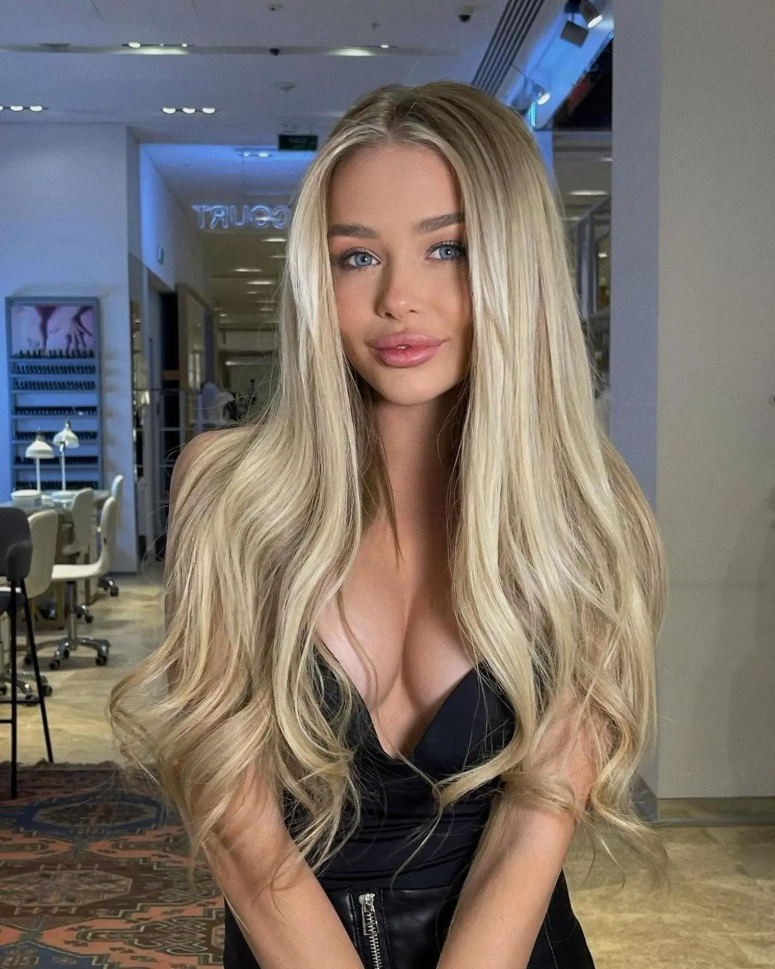 Tegan escort in Paris