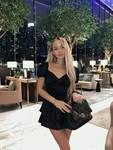 Tegan escort in Paris