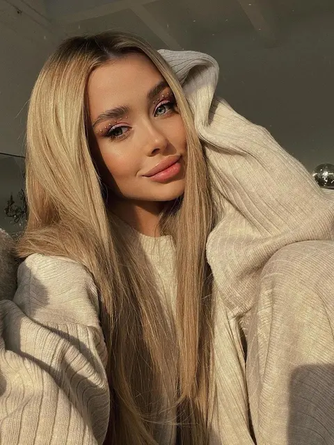 Tegan escort in Paris