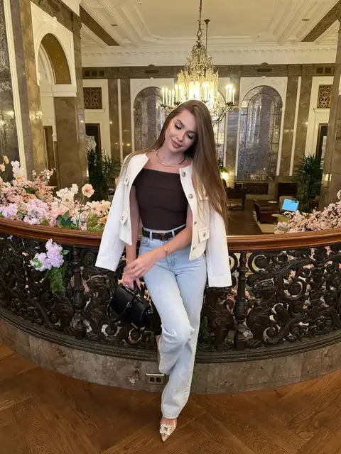 Victoria escort in Paris