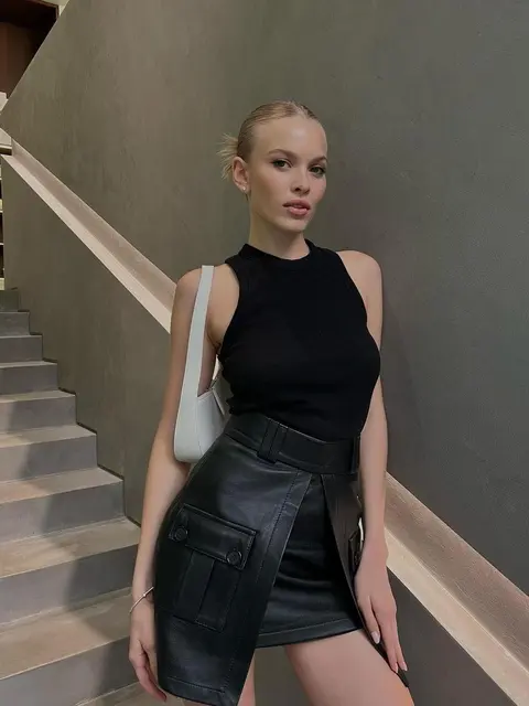Zinnia escort in Paris