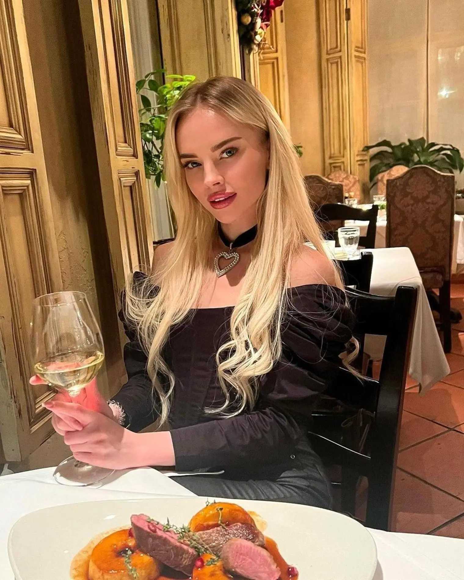 Zoelle escort in Paris
