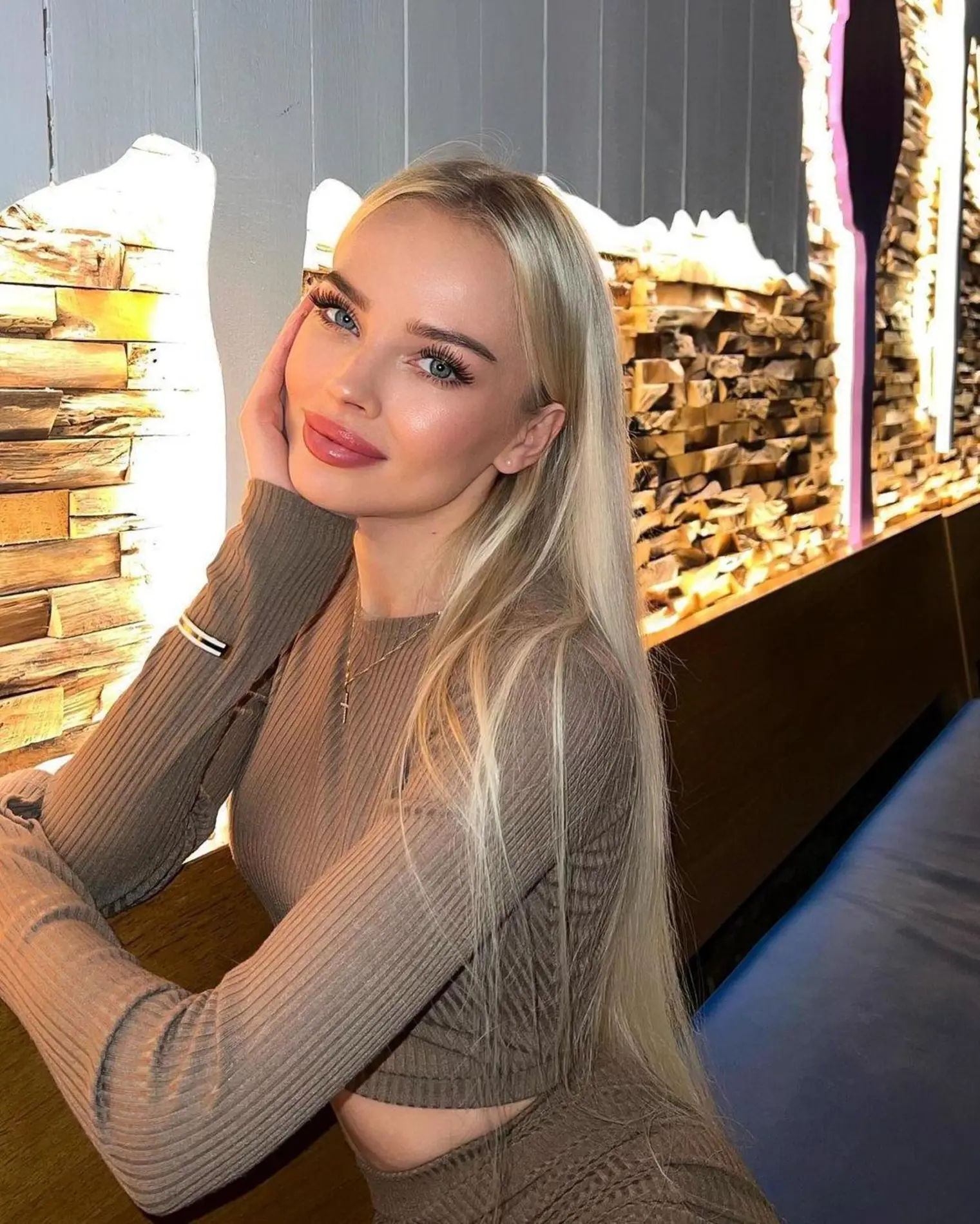 Zoelle escort in Paris