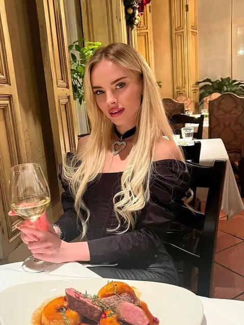 Zoelle escort in Paris