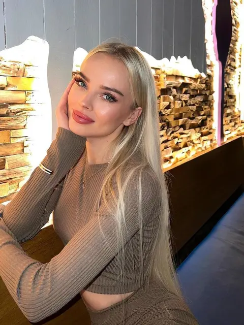 Zoelle escort in Paris