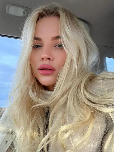 Zoelle escort in Paris