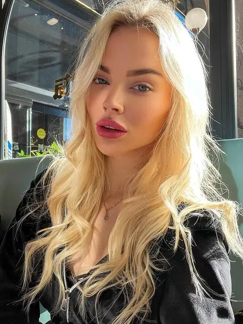 Zoelle escort in Paris